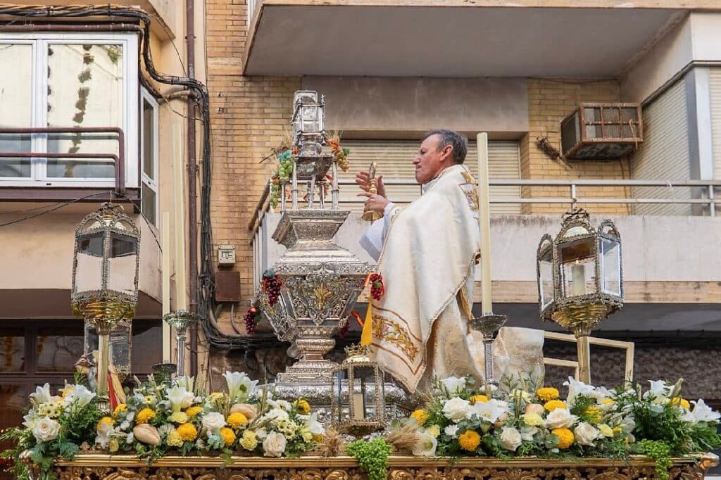 Puente Genil engrandece la solemnidad del Corpus Christi con una multitudinaria procesión