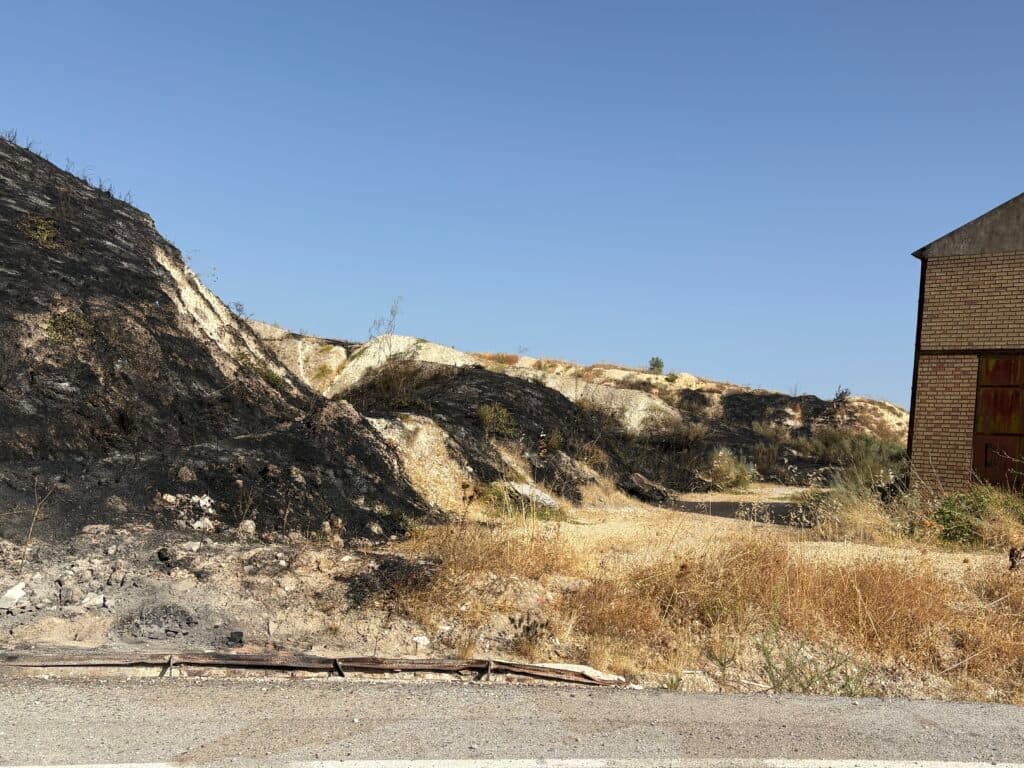 El incendio de anoche en una zona de pastos en la Ribera Baja queda en un susto y no causa daños