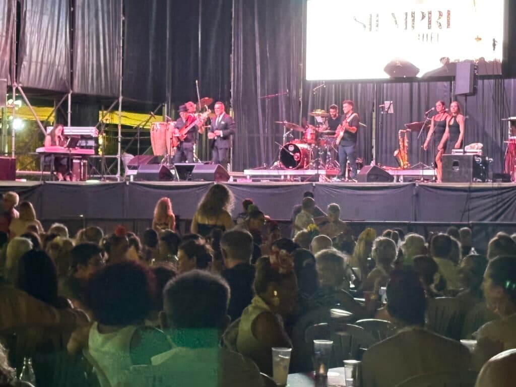 La Caseta Municipal se llena con el tributo a Luis Miguel a cargo de Sandro Leima