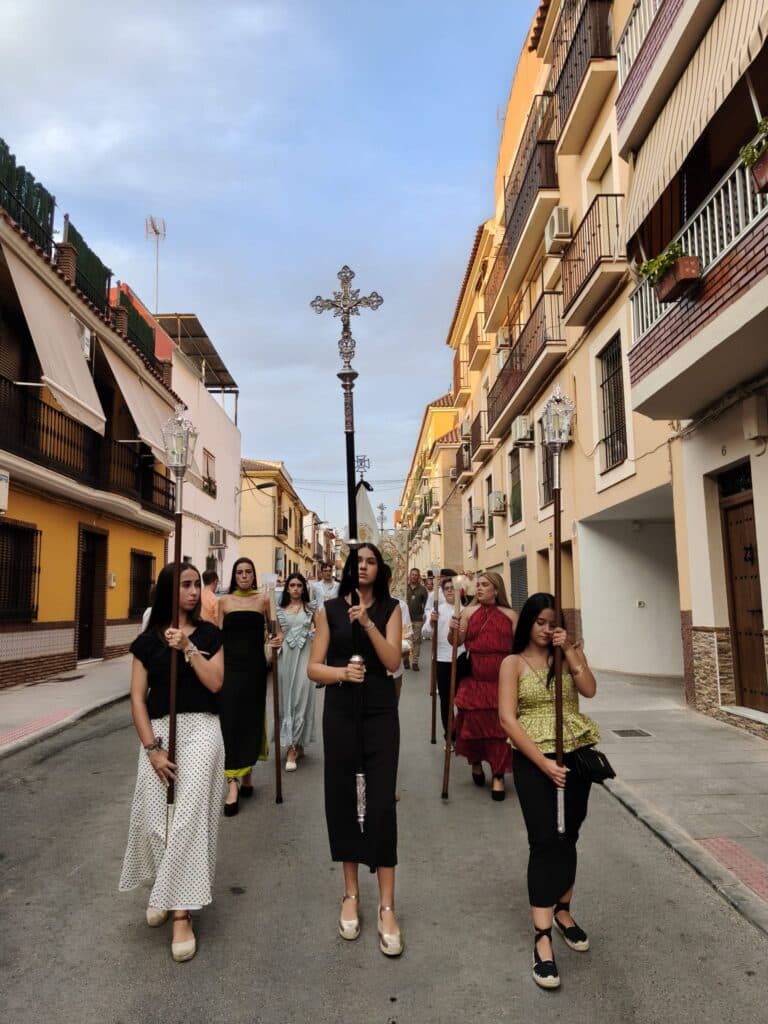 El grupo joven de la Parroquia del Carmen celebra un Adoremus bajo la mirada de la Virgen