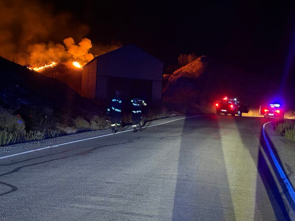 Bomberos de Puente Genil y Lucena sofocan un incendio de grandes dimensiones junto al río