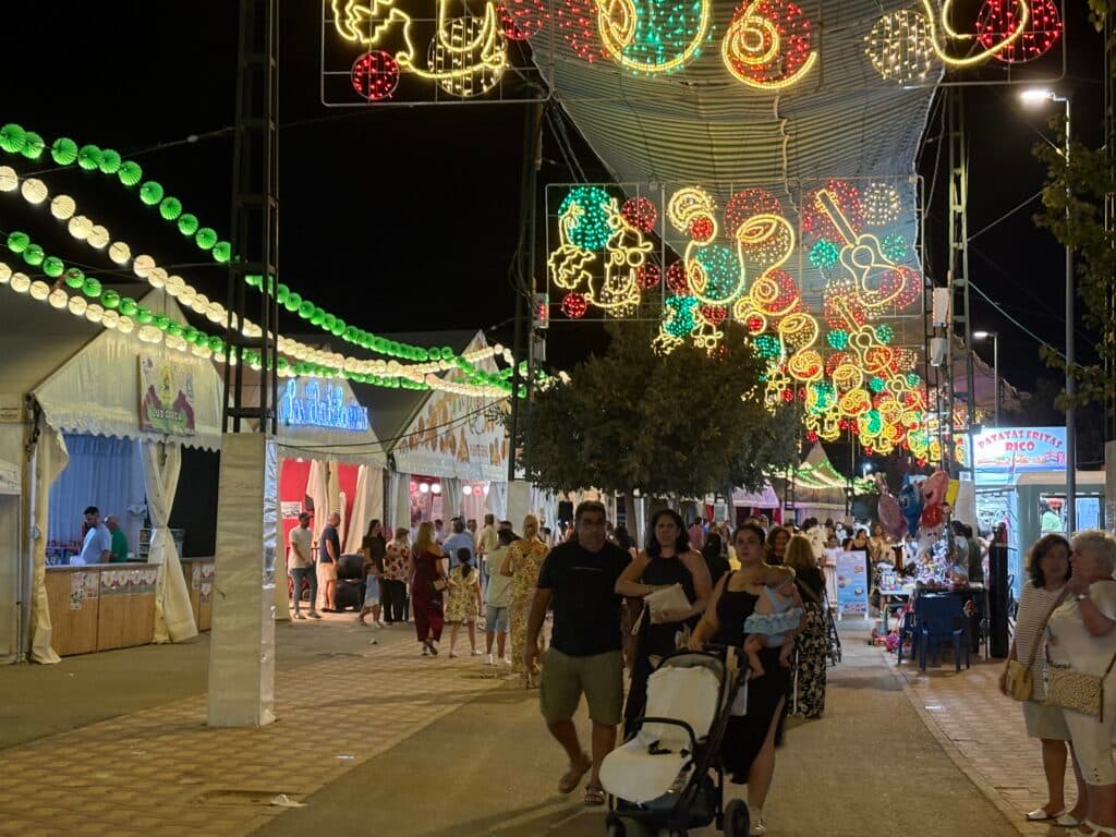 La Feria Real de Puente Genil encara su ecuador con copla, tradición y homenajes musicales